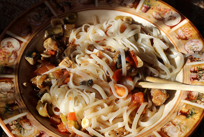Вдохновленная китайской кухней рисовая лапша со скумбрией