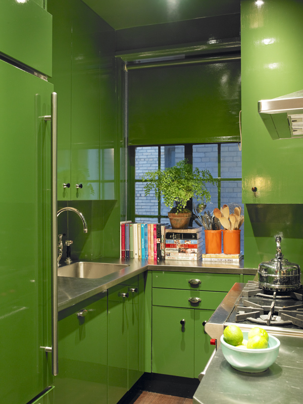 п образная угловая маленькая компактная кухня модерн современная яркая зеленая глянцевая