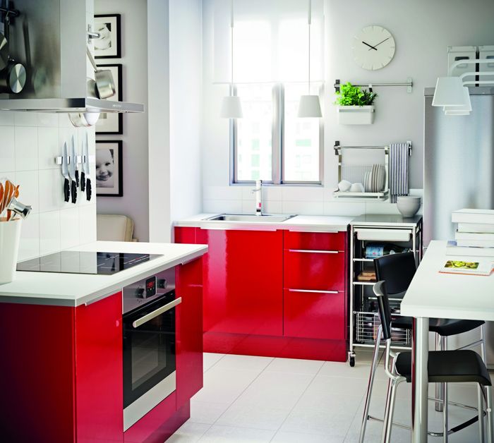 яркая красная маленькая кухня модерн