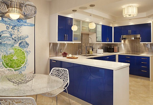яркая синяя глянцевая угловая п-образная кухня модерн