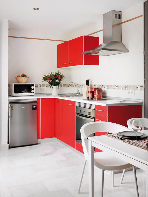 маленькая стандартная угловая красная кухня модерн матовая 