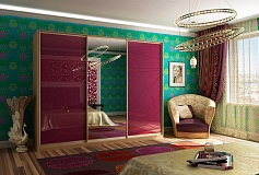 Корпусный глянцевый шкаф-купе малинового бордового цвета с зеркалом в спальню фото купить в челябинске
